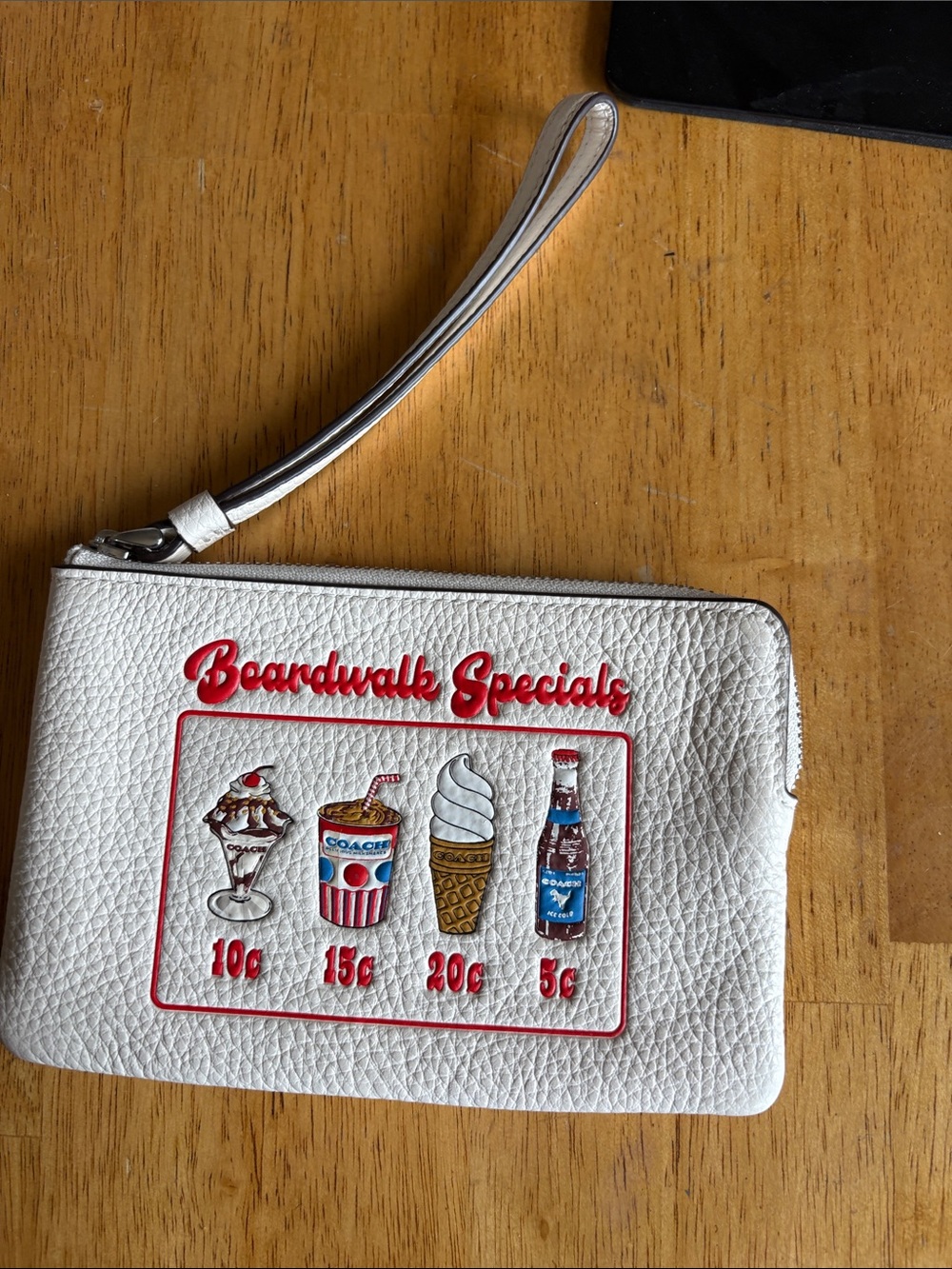 NWT Coach White Pebbled Leather Wristlet with Boardwalk Snack